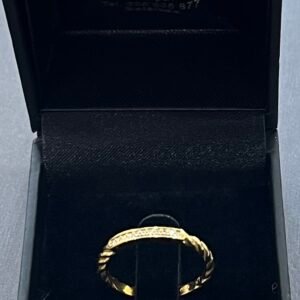 Anillo de pedida de oro de 18 kts y diamantes naturales.