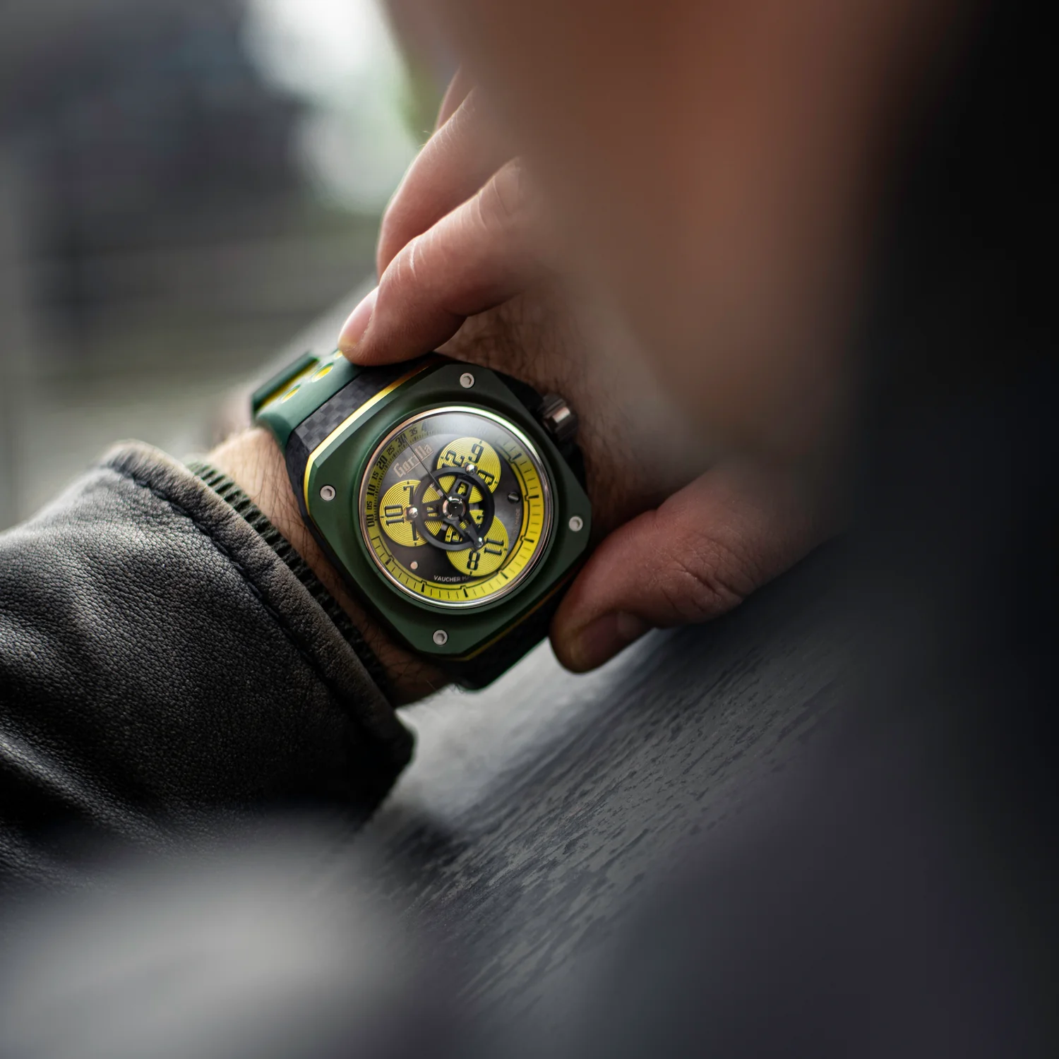 Diferencias entre relojes con bisel en acero y cristal Gorilla Glass contra bisel en titanio y cristal de zafiro